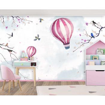 Gökyüzünde Uçan Balonlar ve Sevimli Kuşlar