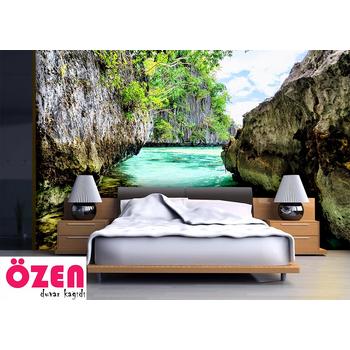 Kayalar Arasında Tropikal Deniz Manzarası