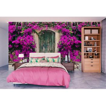 Mor Çiçekler Arasında Eski Kapı Doğa Manzara Duvar Kağıdı