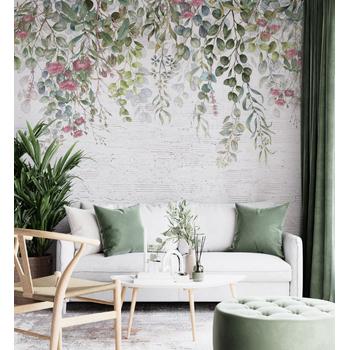 Beyaz Tuğla Zemin üzerinde Sarmaşık Yapraklar ve Renkli Çiçekler